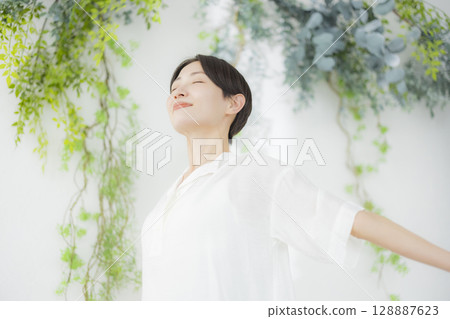 Refreshing women 128887623