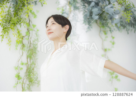 Refreshing women 128887624