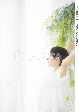 Refreshing women 128887625