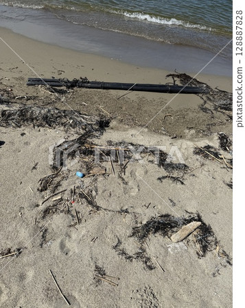 垃圾被沖入海 128887828