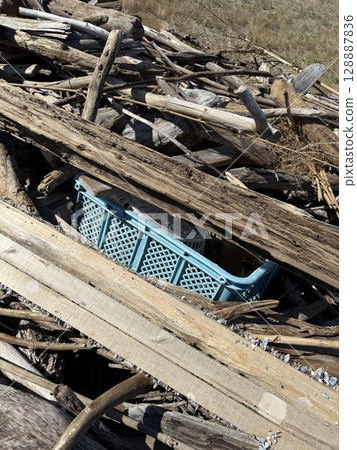 Garbage washed up in the sea 128887836