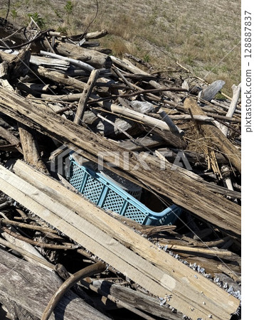 Garbage washed up in the sea 128887837