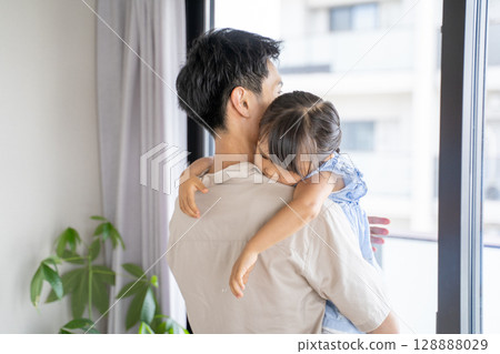 一位父親溫柔地擁抱疲憊的女兒 128888029