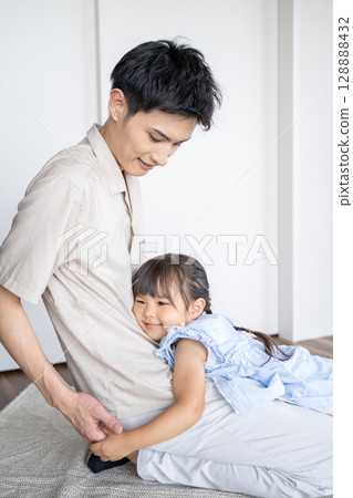 A moment of loving skinship between parent and child 128888432