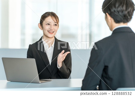 一位年輕的亞洲女商人正在與一位男性顧客談判、服務和會面 128888532