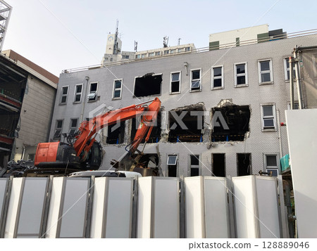 Building to be dismantled 128889046