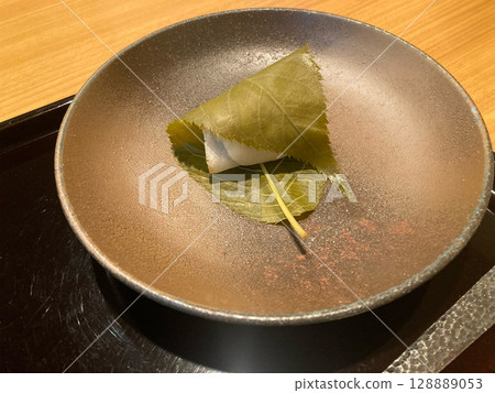 黑色盤子上的櫻花年糕 128889053