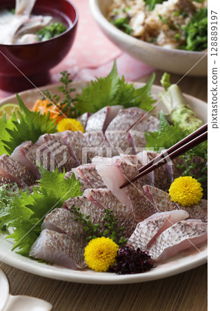 Sea bream sashimi / Sea bream cooked in pine bark 128889197