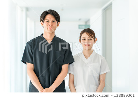 Medical workers in scrubs, medical staff, male doctors and female nurses in white coats 128889301