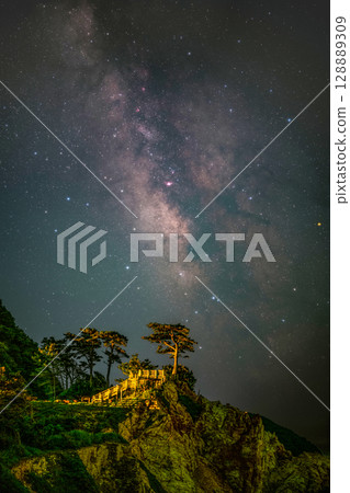 銀河與奇特的岩層擦肩而過 銀河與奇特的岩層擦肩而過 128889309