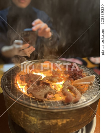 營地裡燃燒的木炭火 128889320