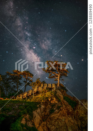 流淌在夜空中的銀河 128889490