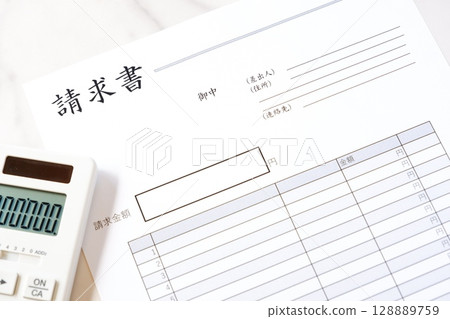 發票 - 為業務夥伴準備發票的業務場景影像 128889759