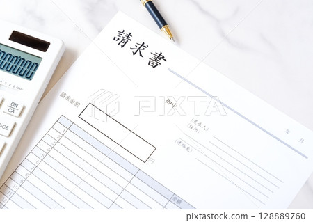 發票 - 為業務夥伴準備發票的業務場景影像 128889760