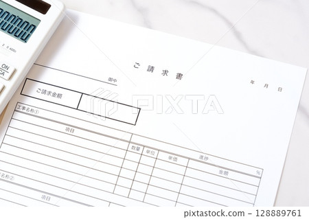 發票 - 為業務夥伴準備發票的業務場景影像 128889761