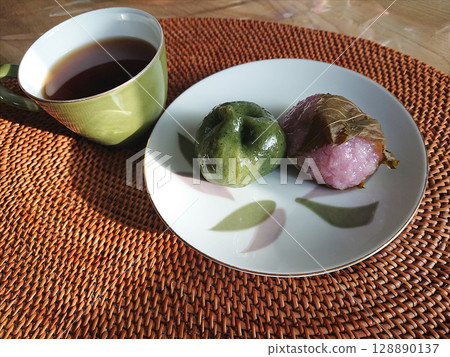 Japanese sweets: Sakuramochi (cherry blossom mochi) and mugwort mochi (kusamochi) plus coffee Japanese sweets set (Japanese sweets set) 128890137