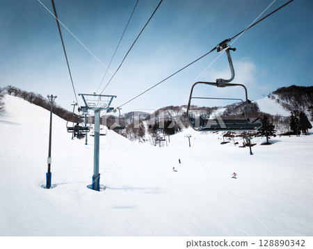 白雪覆蓋的滑雪勝地 白雪覆蓋的滑雪勝地 128890342