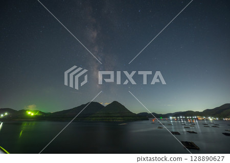 日本岡山縣備前市橛島上空漂浮著美麗的星空 128890627