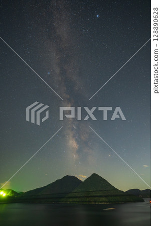 日本岡山縣備前市橛島上空漂浮著美麗的星空 128890628