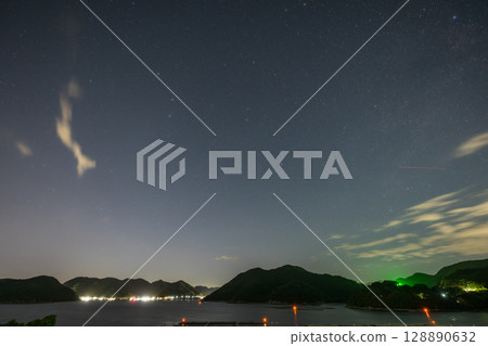 日本岡山縣備前市橛島上空漂浮著美麗的星空 128890632