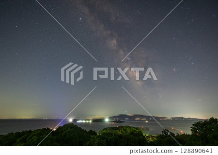 日本岡山縣備前市橛島上空漂浮著美麗的星空 128890641