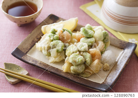 Fried broad beans Fried broad beans 128890763