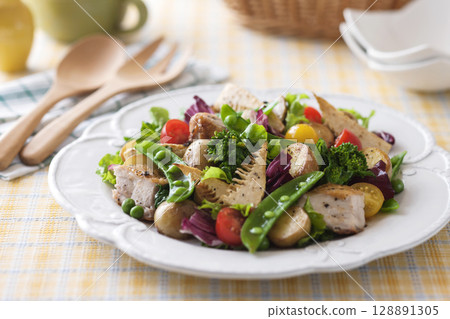 春季蔬菜沙拉 春季蔬菜沙拉 128891305