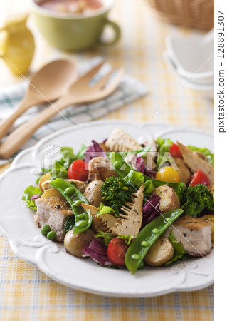Spring vegetable tossed salad 128891307
