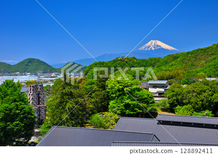 View of the reverberatory furnaces and Mt. Fuji from the observation deck in the tea fields of the Nirayama Reverberatory Furnace and Products Center in the Chubu region, Izunokuni City, Shizuoka Prefecture (3) View of the reverberatory furnaces and Mt. Fuji from the observation deck in the tea fields of the Nirayama Reverberatory Furnace and Products Center in the Chubu region, Izunokuni City, Shizuoka Prefecture (3) 128892411