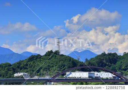 隱約可見的富士山與新型直線列車 128892738