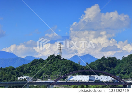 隱約可見的富士山與新型直線列車 128892739
