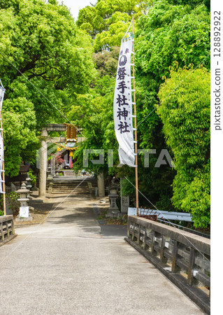 Torii at Iwatemori Shrine in Takatsuki City, Osaka Prefecture 128892922