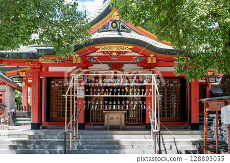 A scene of people visiting a shrine with wind chimes lined up A scene of people visiting a shrine with wind chimes lined up 128893055