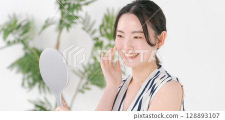 年輕女子進行皮膚護理(橫幅) 年輕女子進行皮膚護理(橫幅) 128893107