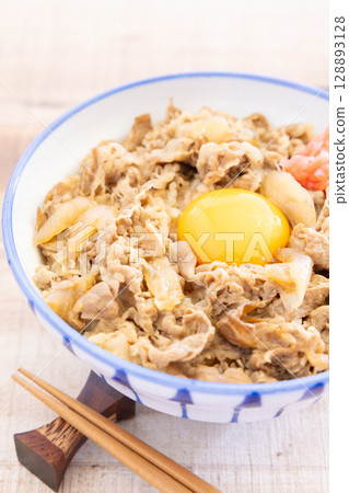 美味的牛肉蓋飯,上面放著醃薑和生雞蛋 美味的牛肉蓋飯,上面放著醃薑和生雞蛋 128893128