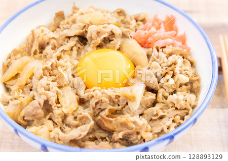 美味的牛肉蓋飯,上面放著醃薑和生雞蛋 美味的牛肉蓋飯,上面放著醃薑和生雞蛋 128893129
