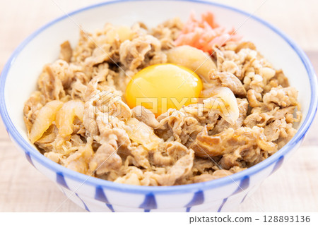 美味的牛肉蓋飯,上面放著醃薑和生雞蛋 美味的牛肉蓋飯,上面放著醃薑和生雞蛋 128893136
