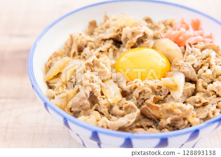 美味的牛肉蓋飯,上面放著醃薑和生雞蛋 美味的牛肉蓋飯,上面放著醃薑和生雞蛋 128893138