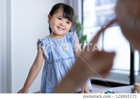 Child playing indoor 128893173