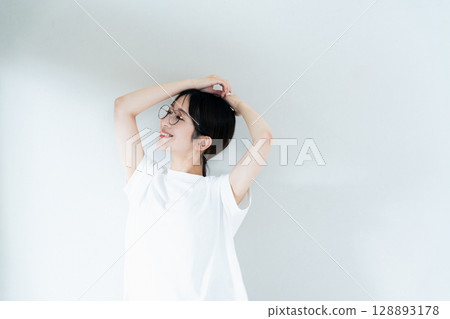 Portrait of a woman in a T-shirt 128893178
