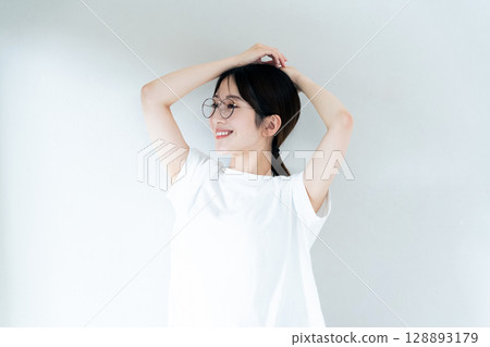 身穿 T 恤的女子肖像 128893179