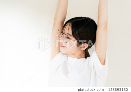 Portrait of a woman in a T-shirt 128893180