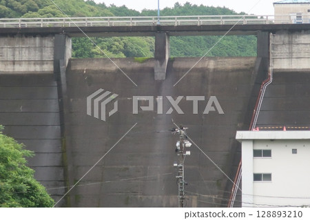 Huge dam Huge dam 128893210