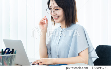 Woman using a laptop 128893260