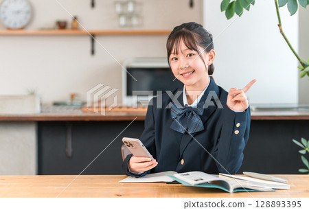Studying using smartphone at home, homework, junior high school students studying in the living room, high school students, elementary school students, student girls 128893395