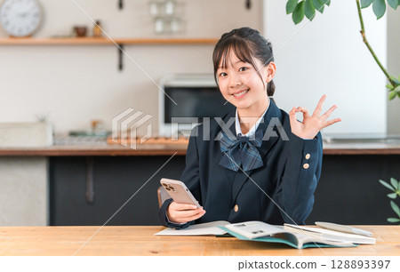 Studying using smartphone at home, homework, junior high school students studying in the living room, high school students, elementary school students, student girls 128893397
