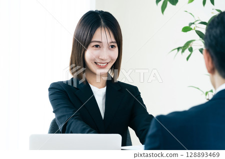 Business woman who does business 128893469