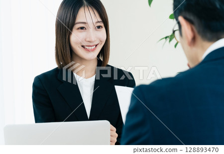 做生意的女商人 128893470