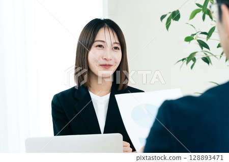 做生意的女商人 128893471