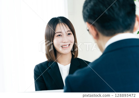 做生意的女商人 128893472